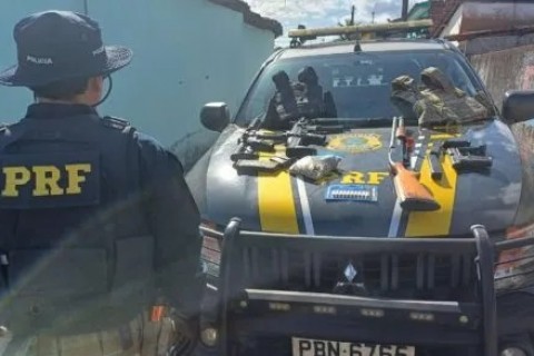 Após troca de tiros, PRF prende foragido da justiça, apreende quatro armas de fogo, diversas munições e recupera veículo roubado em Mamanguape